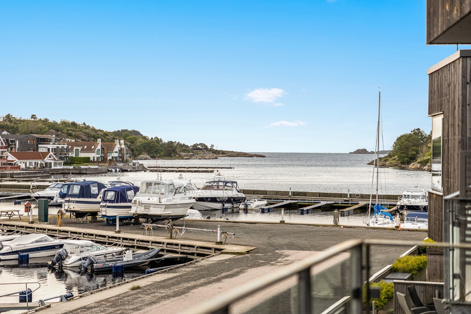 Fra balkongen har du panoramautsikt over fjorden og det maritime miljøet. Galleribilde