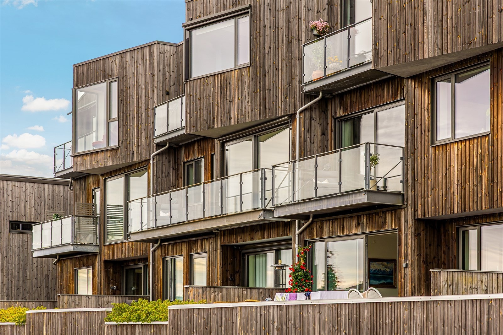 Fasaden er kledd i treverk som gir et naturlig preg i de maritime omgivelsene. Galleribilde