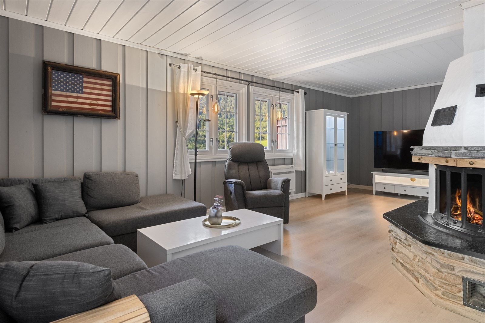 Romslig stue som er malt i fine og behagelige farger. Galleribilde