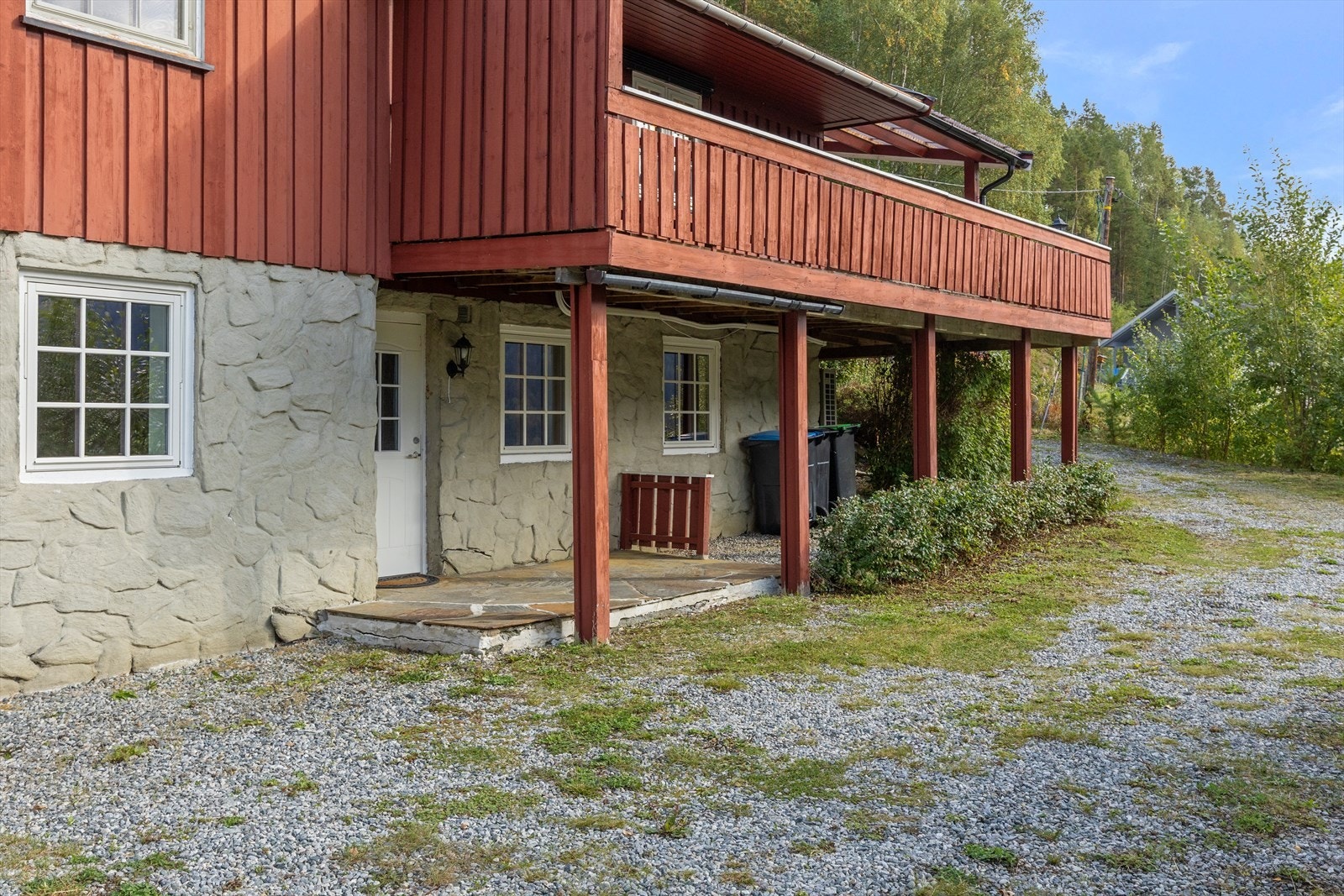 Underetasjen har egen inngang. Galleribilde