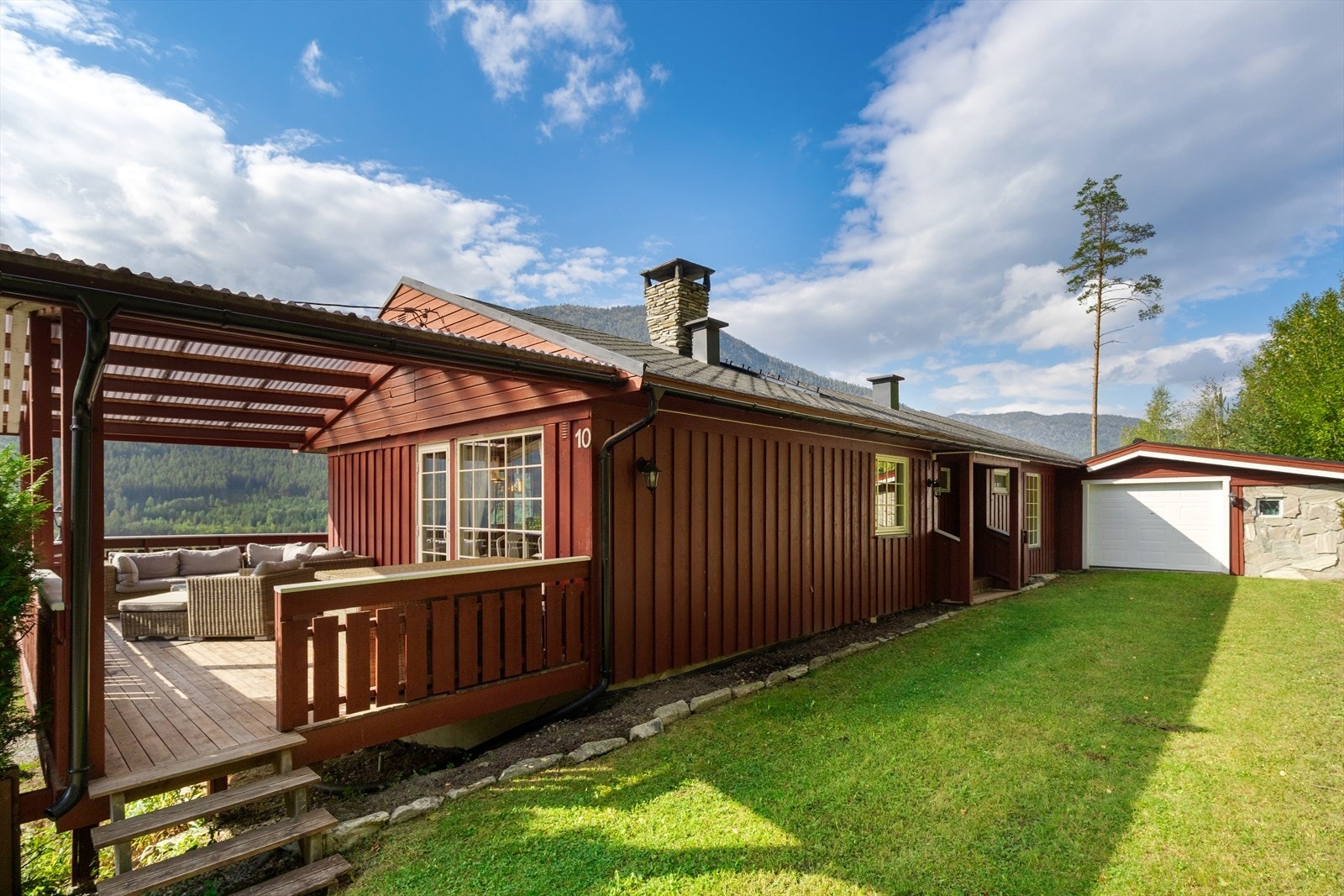 Inngangsparti og garasje. Galleribilde