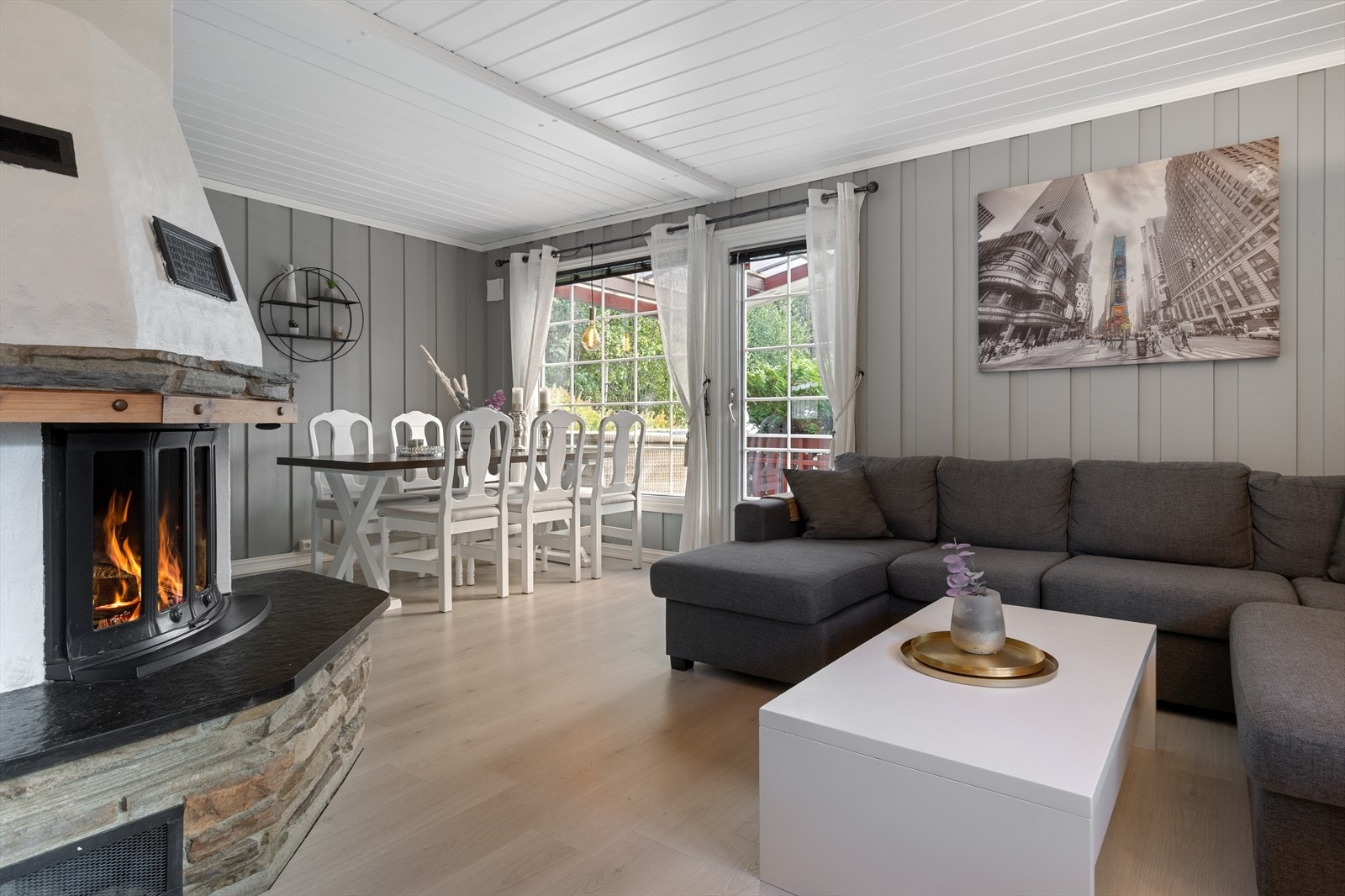 Fra stua er det egen utgang til overbygd terrasse. Galleribilde