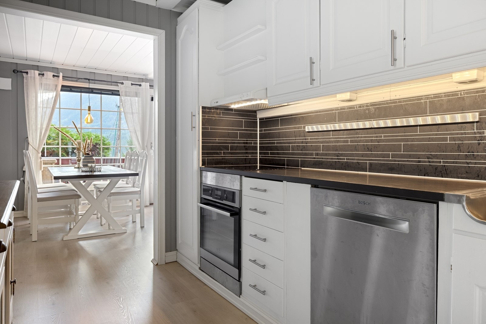 Det er oppvaskmaskin, platetopp og stekeovn. Galleribilde