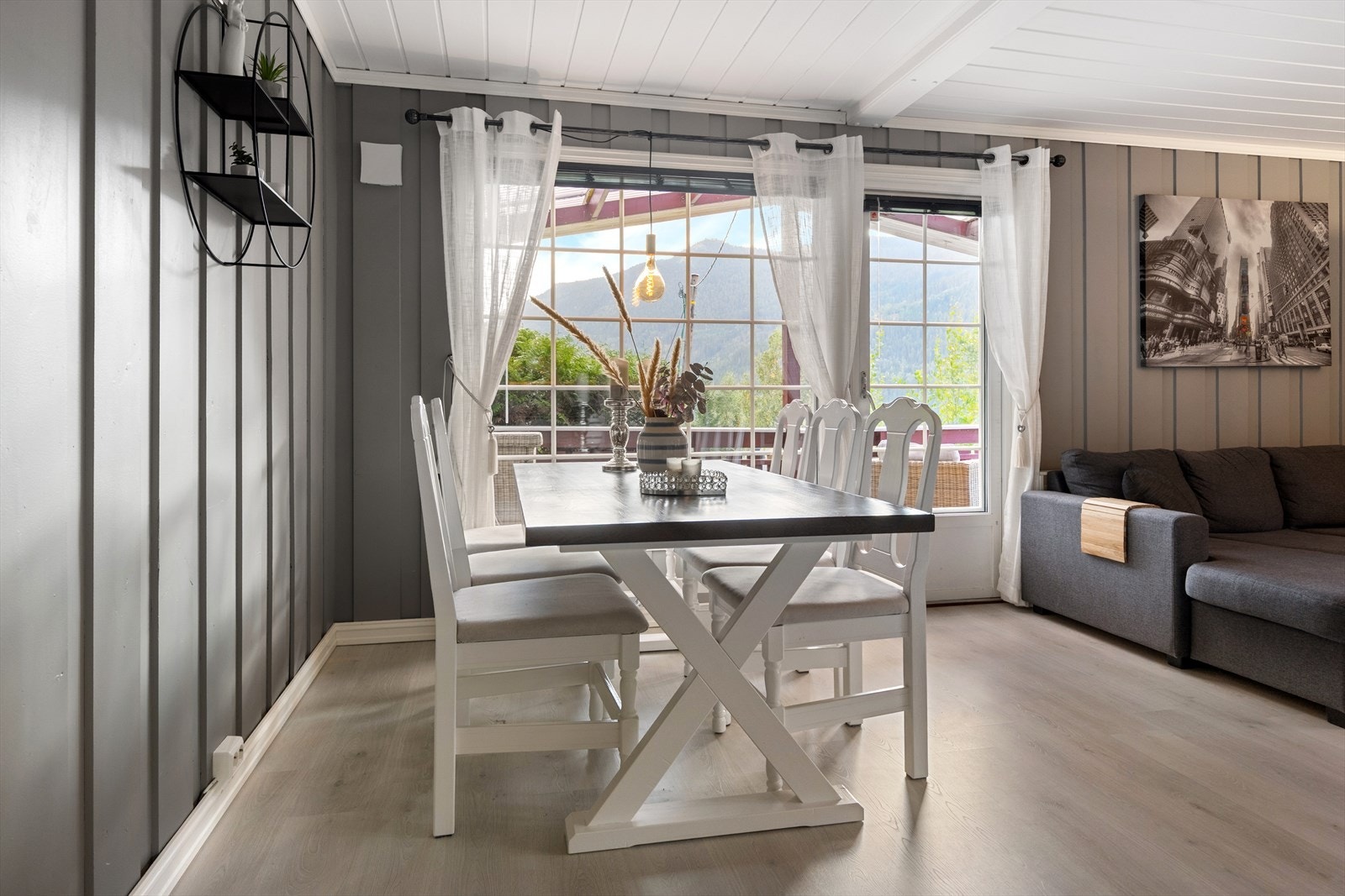 Spisestuen er praktisk plassert like ved kjøkkenet. Galleribilde