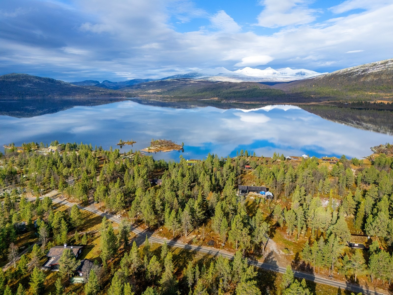 Her får man både fjellvidder og gammel furuskog med støler, fjellvann og skogkledde åser. Galleribilde