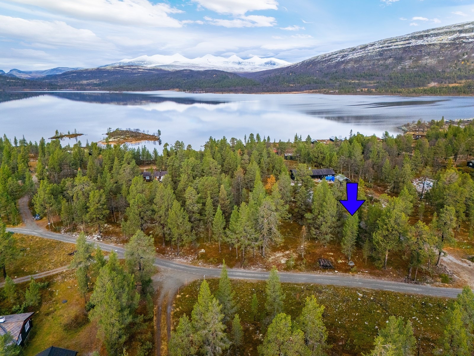 Tomten ligger ca 880 moh i naturskjønne omgivelser på Kvamsfjellet i Nord-Fron kommune. Galleribilde