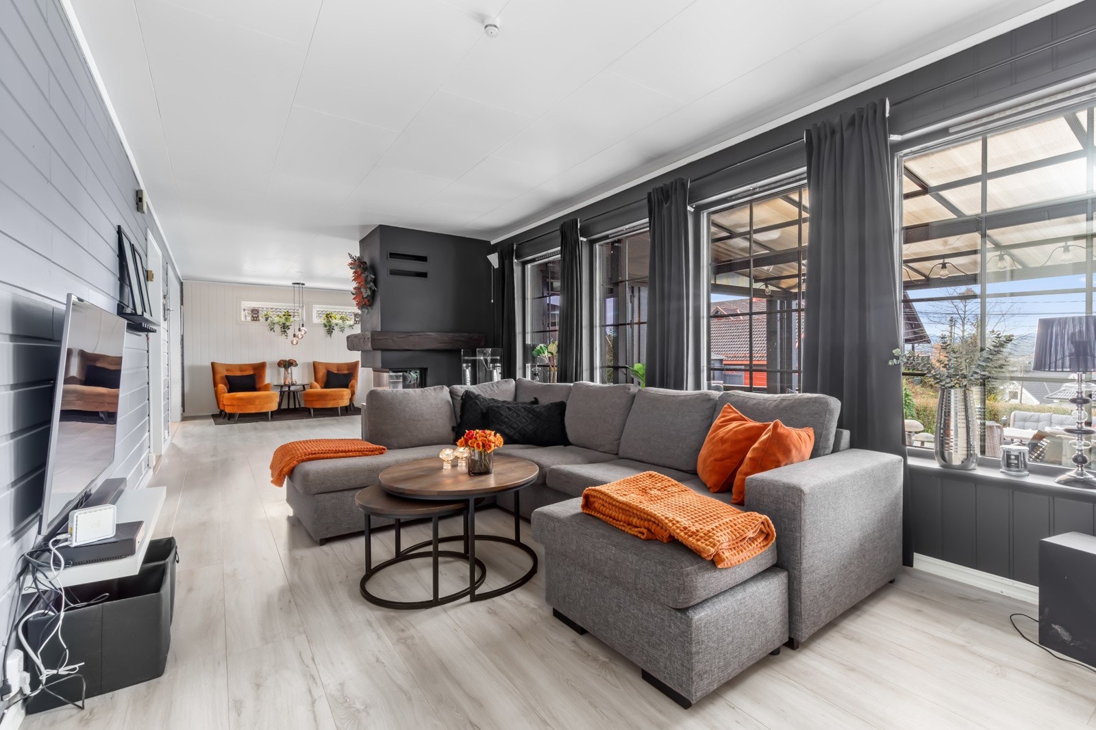 Gode glassfasader gir mye lys inn og fint utsikt Galleribilde