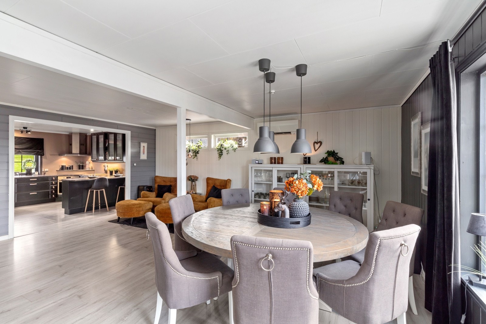 Spisestuen er praktisk plassert like utenfor kjøkkenet Galleribilde
