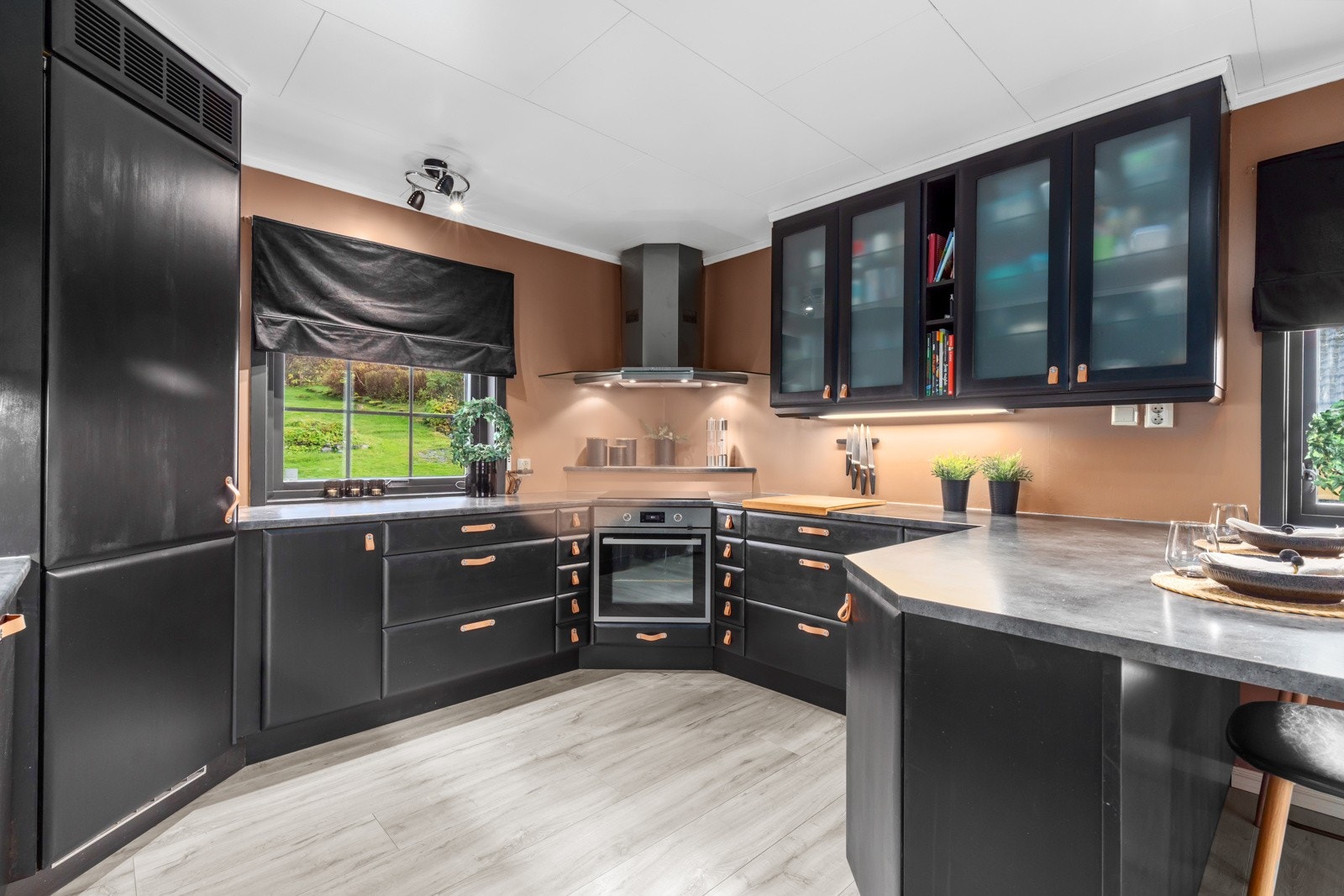 Solid Husebykjøkken som er fornyet / overflatebehandlet i 2022 Galleribilde