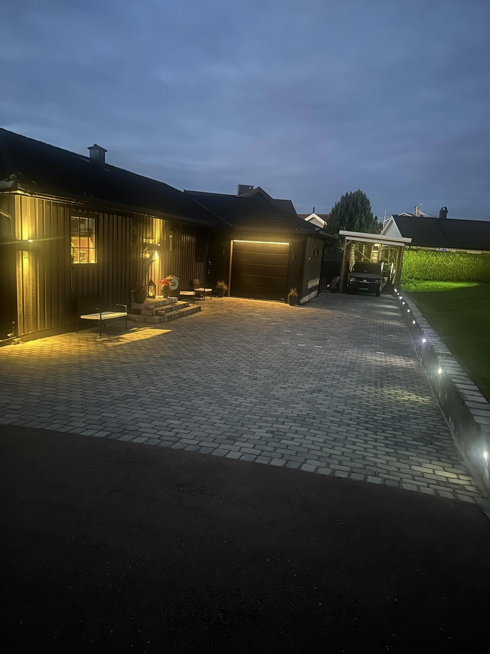 Belegningsstein i stor gårdsplass | forstøtninsmur med lys Galleribilde