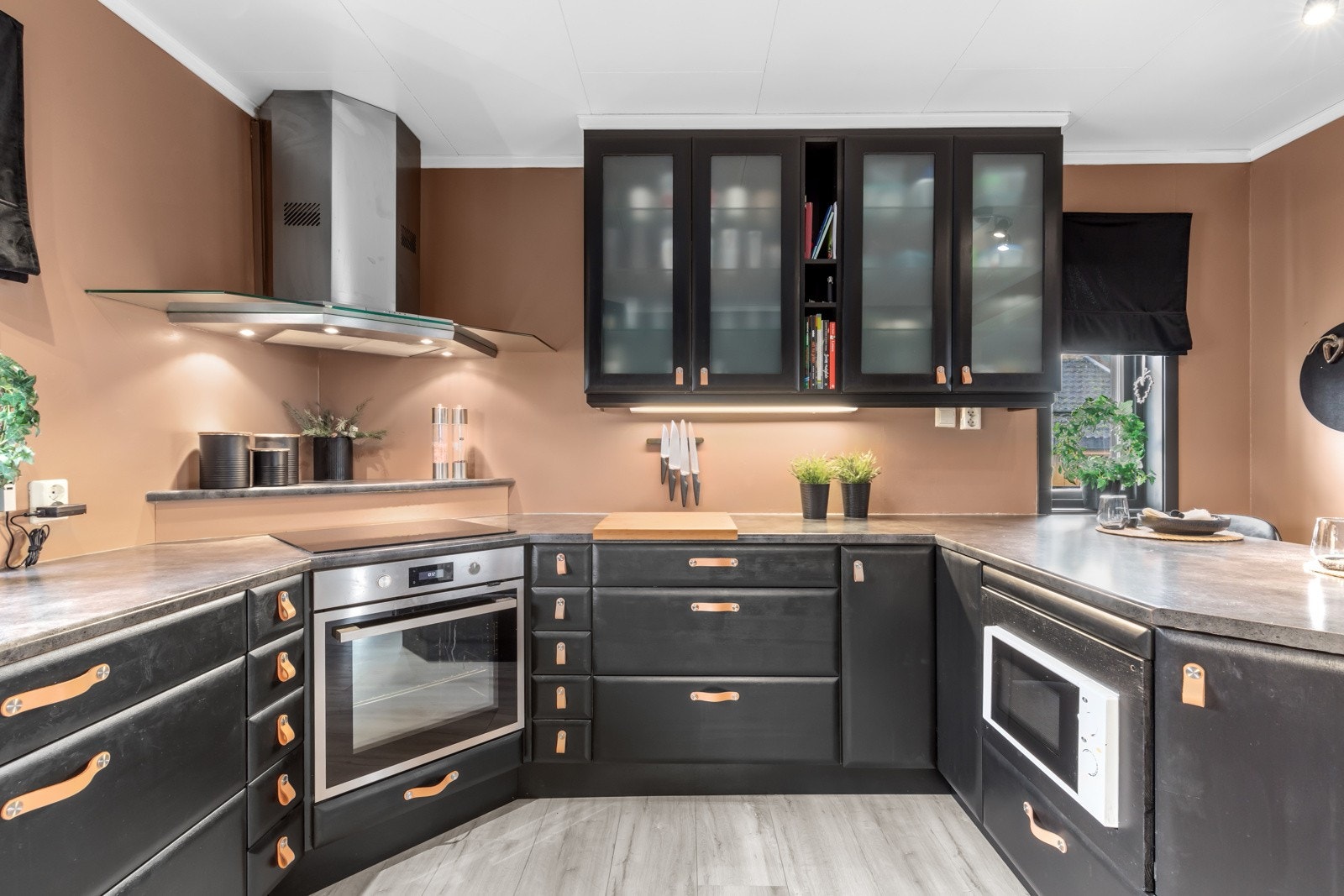 Kjøkkenet har integrerte hvitevarer Galleribilde