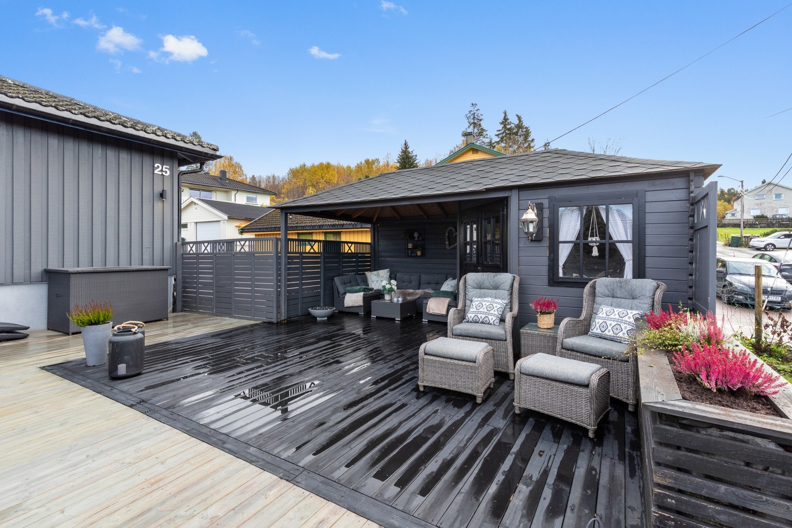 Hagestue med overbygg som gir lun og god uteeplass Galleribilde