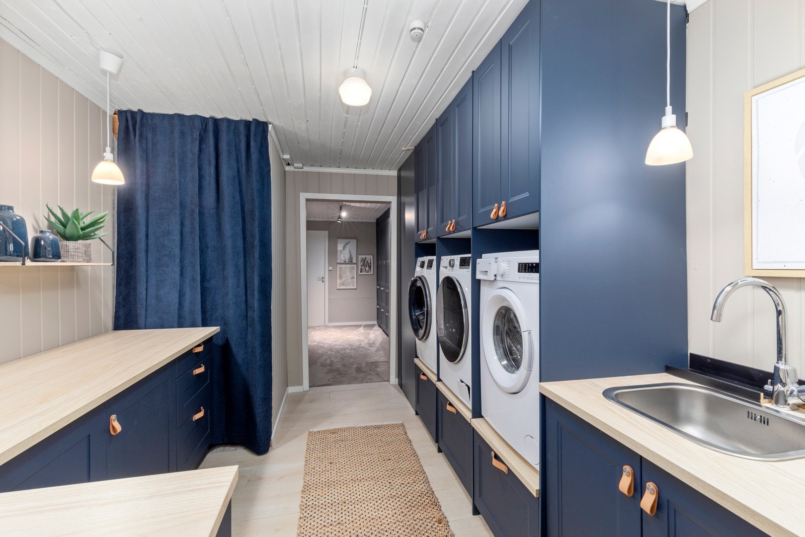 Vaskerom med opplegg for vaskemaskin og tørketrommel i "riktig" høyde | vask/kum | varmekabler Galleribilde