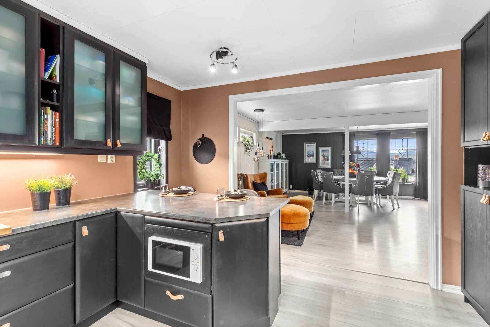 Stor åpning mellom kjøkken og spisestue Galleribilde