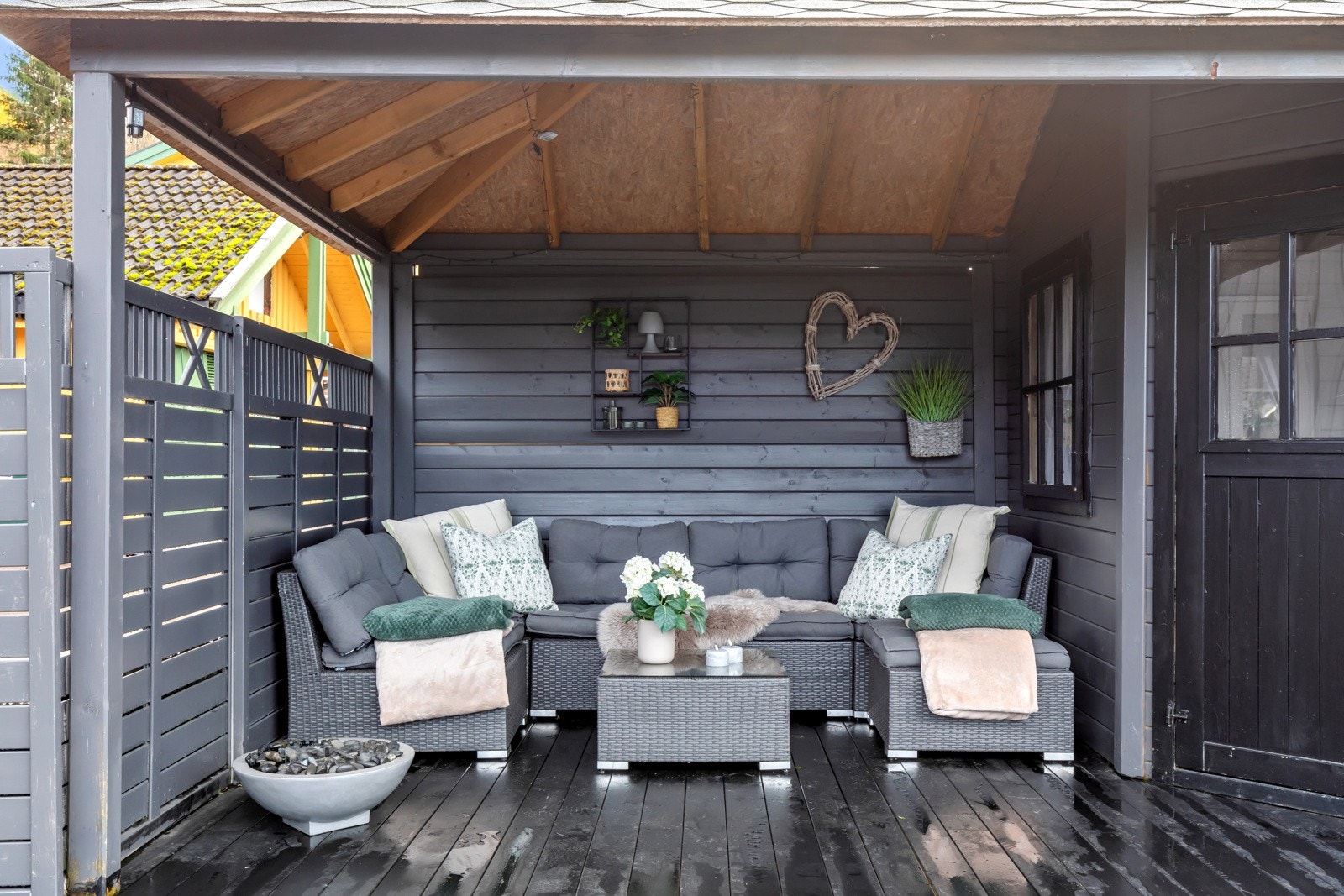 Overbygget uteareal utenfor hagestuen Galleribilde