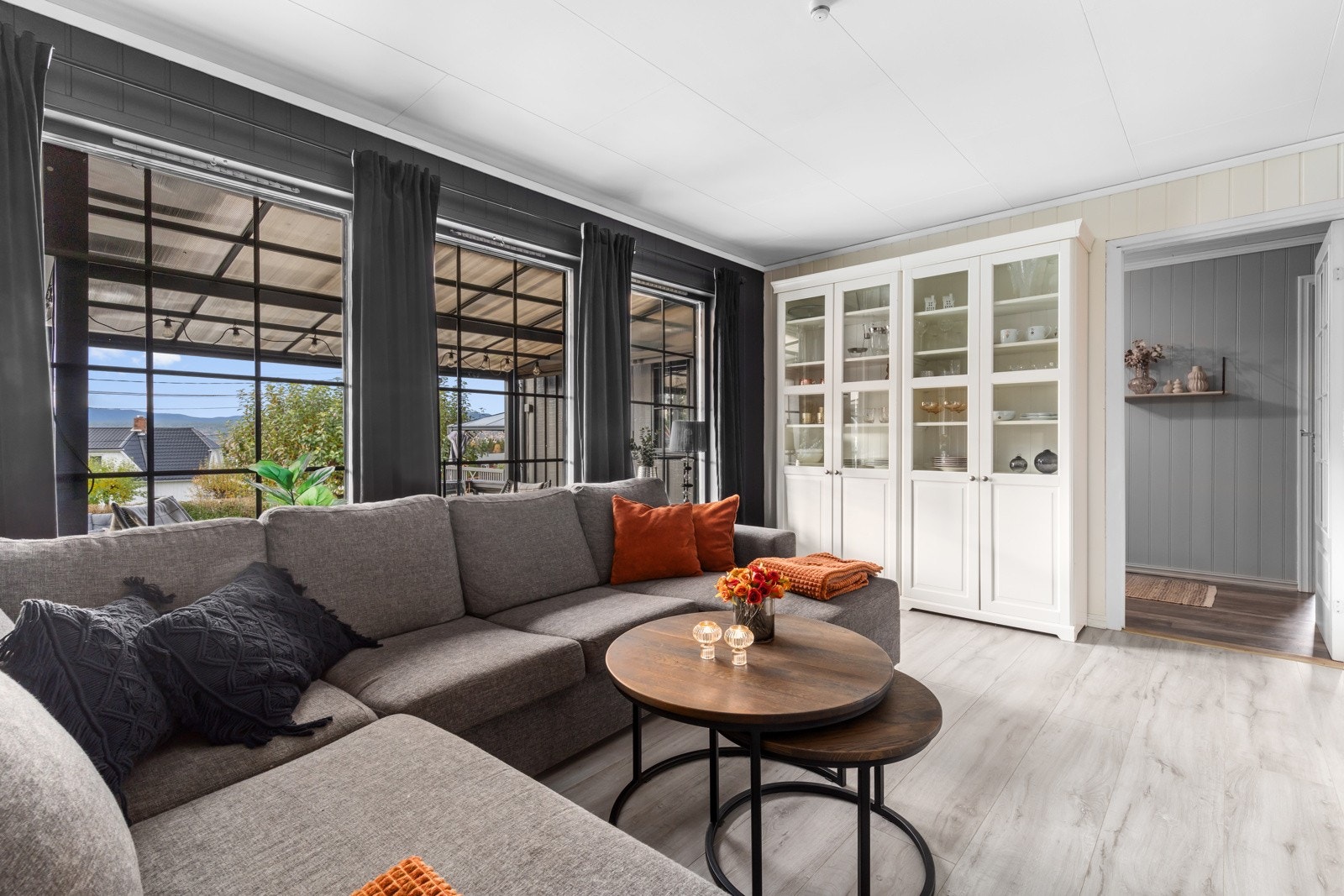 Fra stuen er det utgang til terrasse, jacuzzi og hagestue Galleribilde