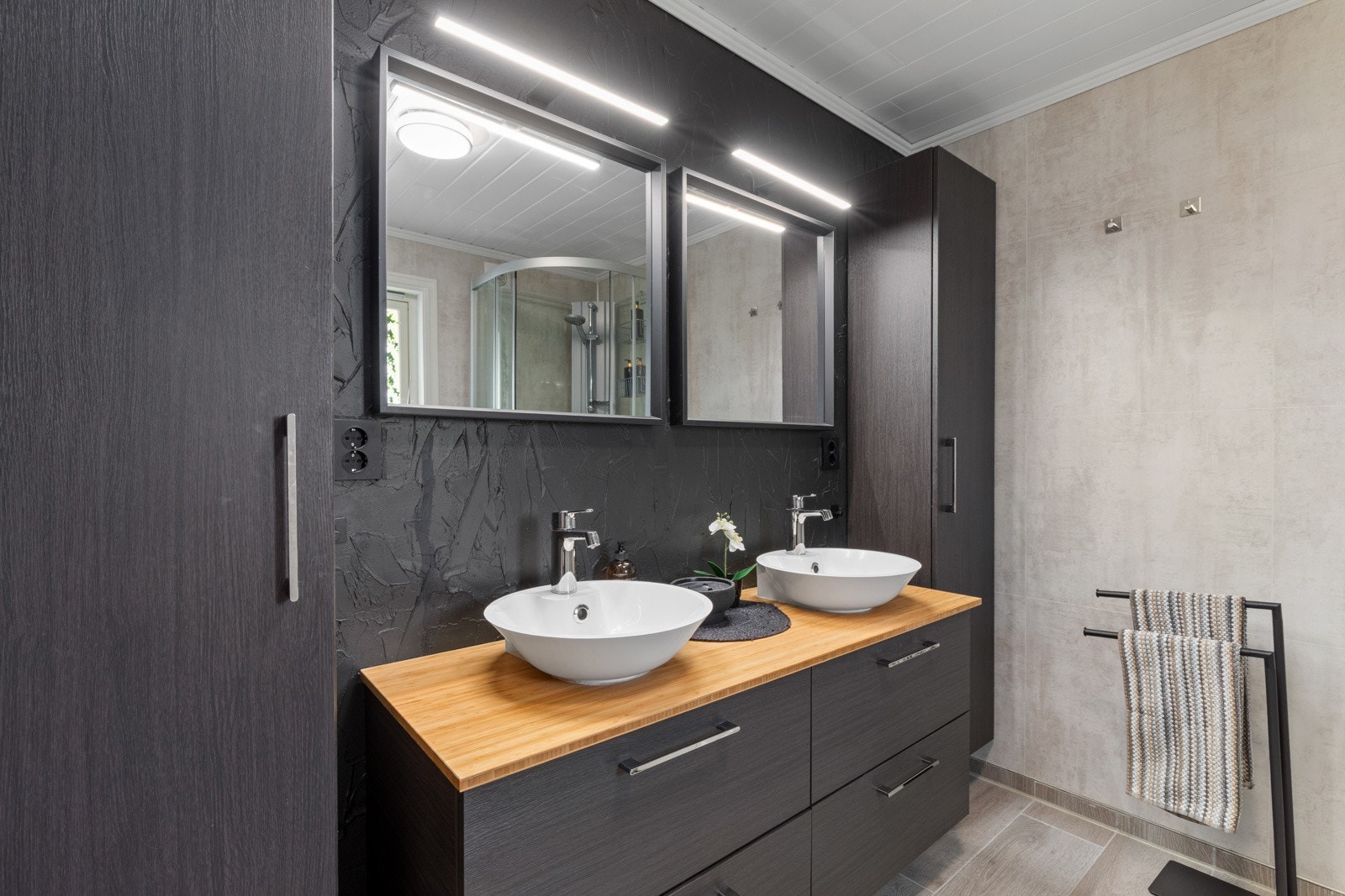 Dobbelvask og speil med ledlys Galleribilde