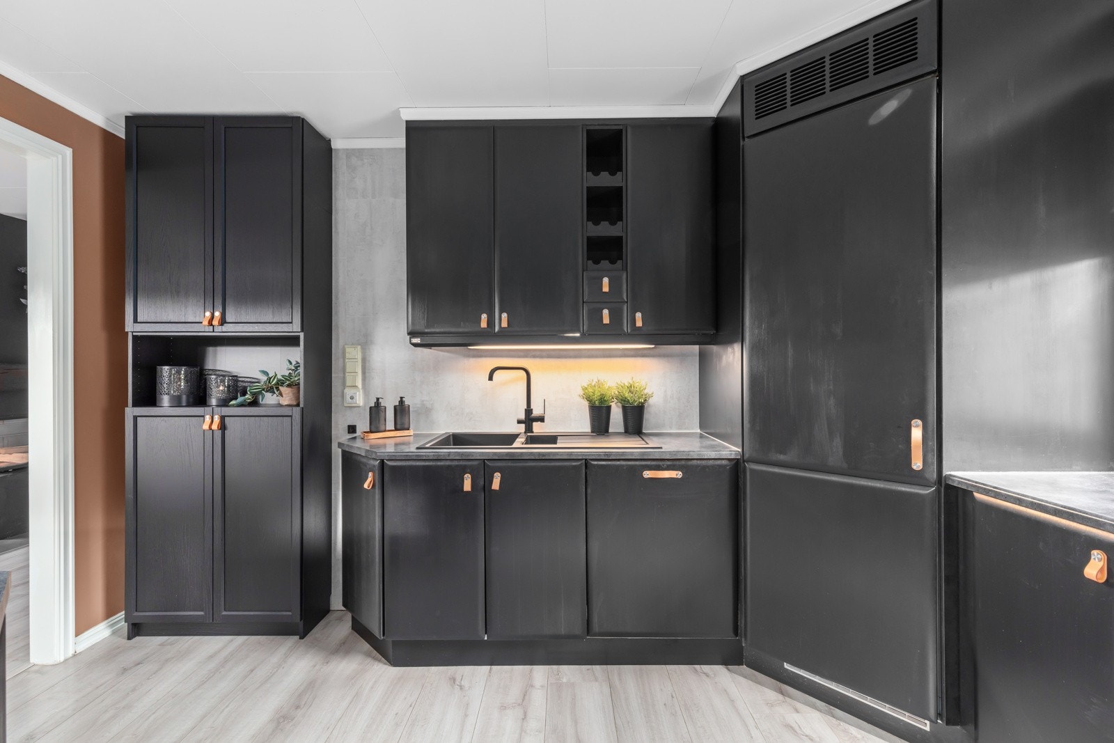 Kjøkkenet kjølehjørne og godt med skap, skuffer- og benkeplass Galleribilde