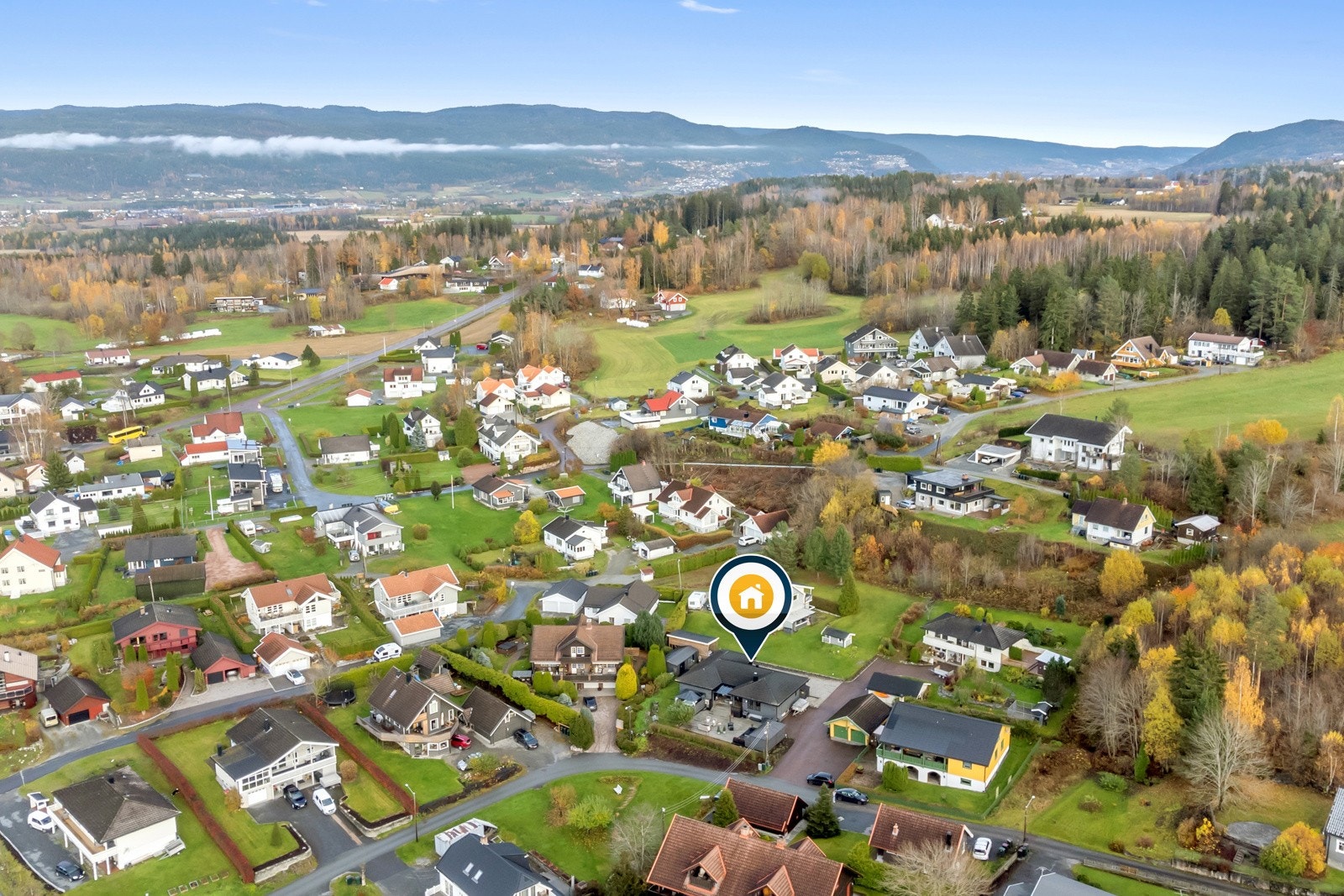 Beliggende i enden av blindvei i meget rolig og barnevennlig boligområde | tett på marka Galleribilde