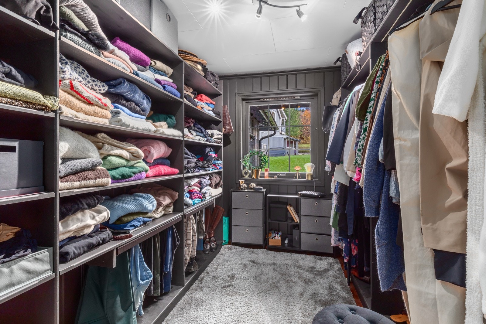 Soverom 3 brukes i dag som walk-in closet Galleribilde