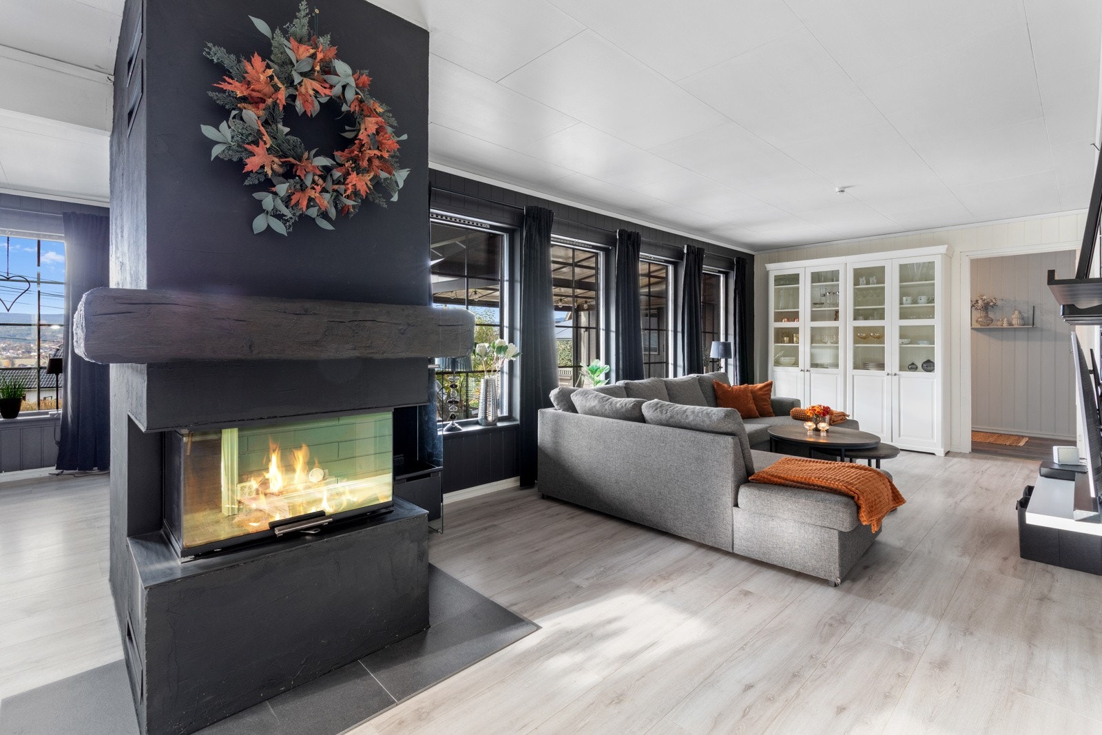 Stor stue med spisestue | nyere peis med elegant og moderne innsats Galleribilde