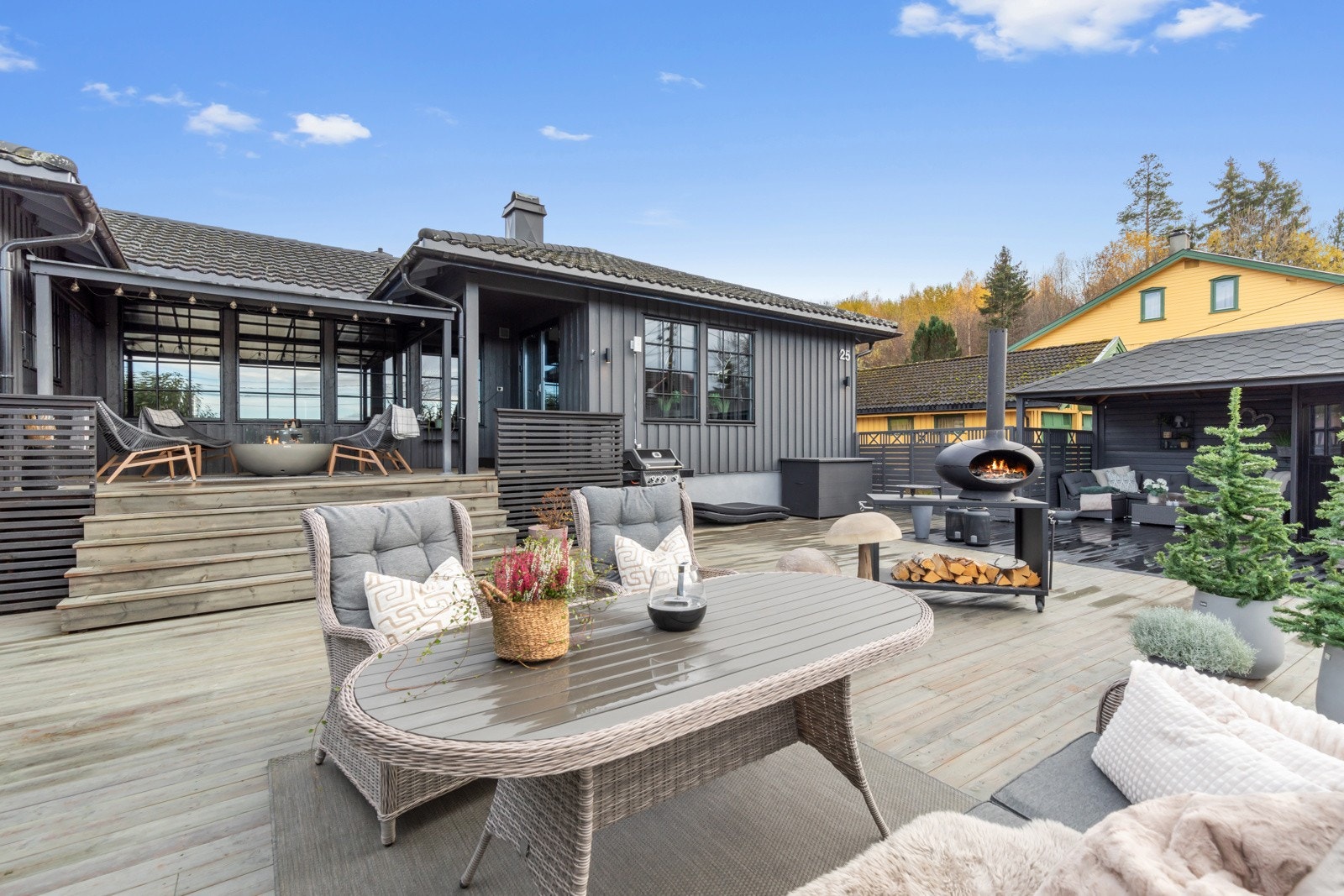 Delvis overbygd terrasseområde på tilsammen 157 kvm Galleribilde