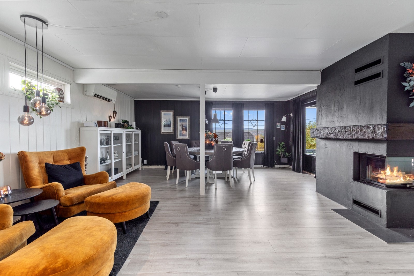 Fra spisestuen og stuen/salongen er peisen godt synlig Galleribilde