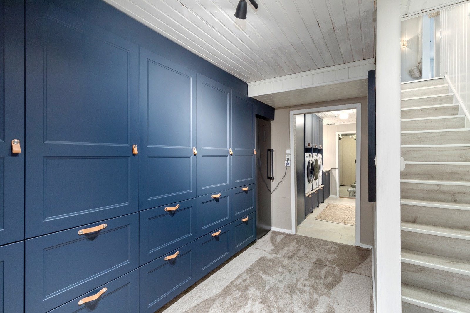 Gang med stor garderobe | varmekabler Galleribilde