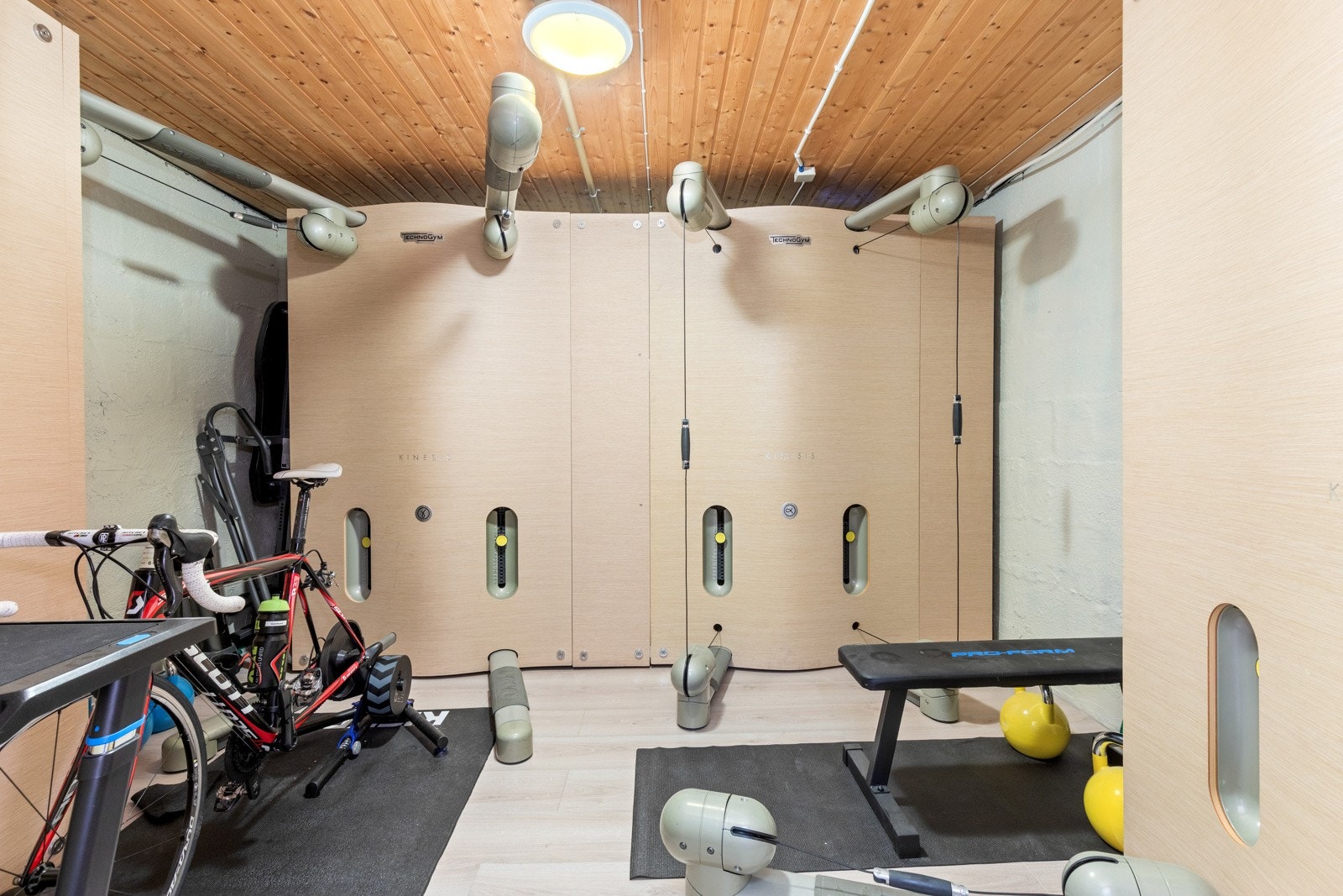 Treningsrom med treningsapparater Galleribilde