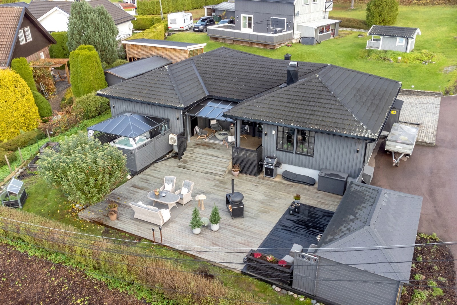 Frittliggende usjenert enebolig med alt på ett plan med innredet underetasje | store usjenerte uteplasser | utestue Galleribilde