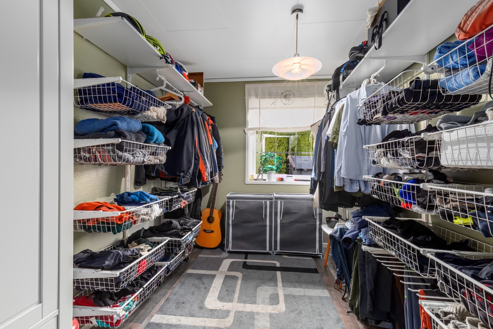 Soverom 4 brukes i dag som walk-in closet Galleribilde