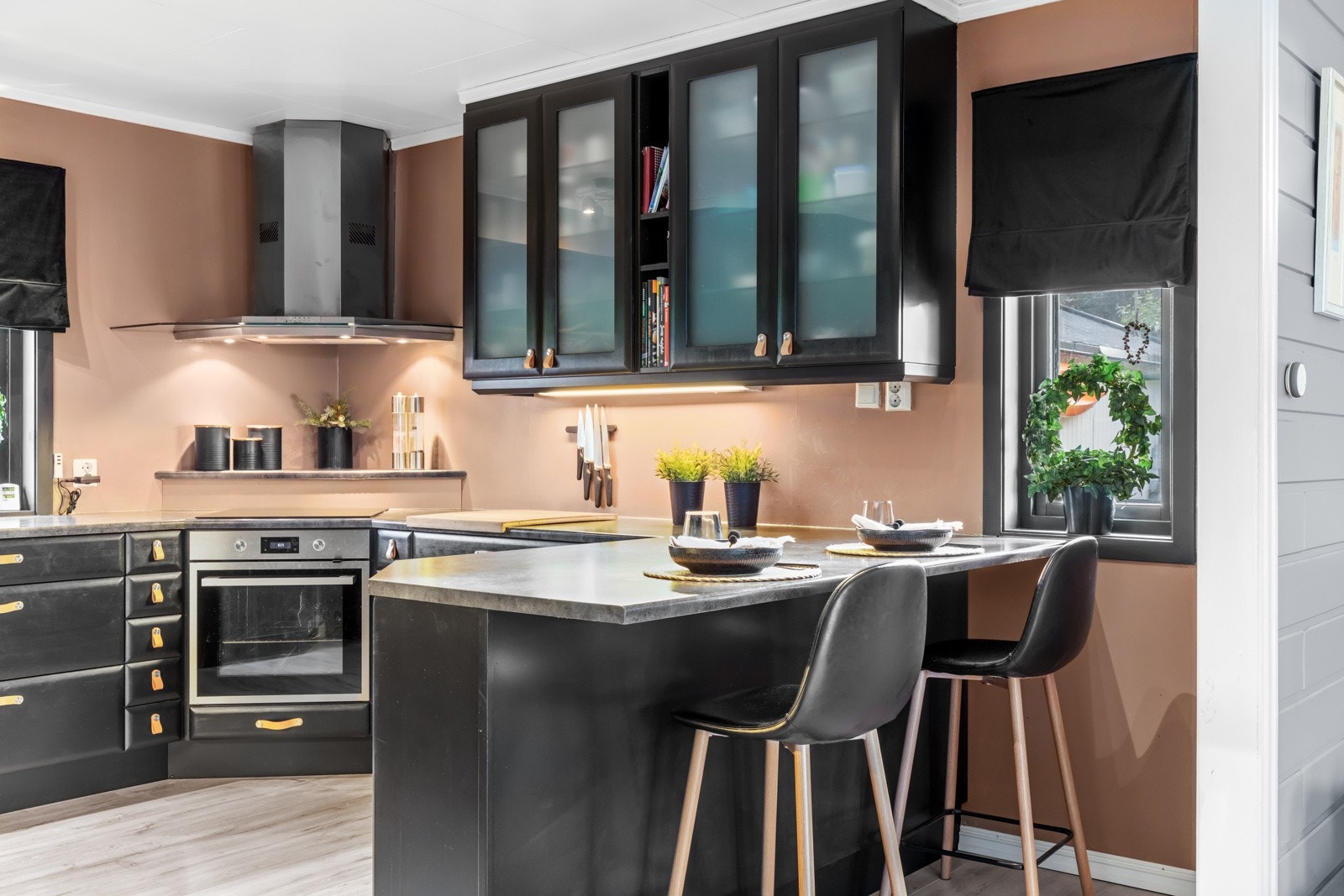 Elegant barløsning med spiseplass Galleribilde