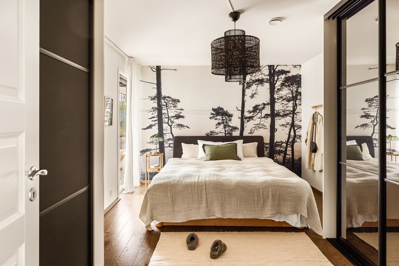 På soverommet er det blitt byttet gulv i 2021 Galleribilde