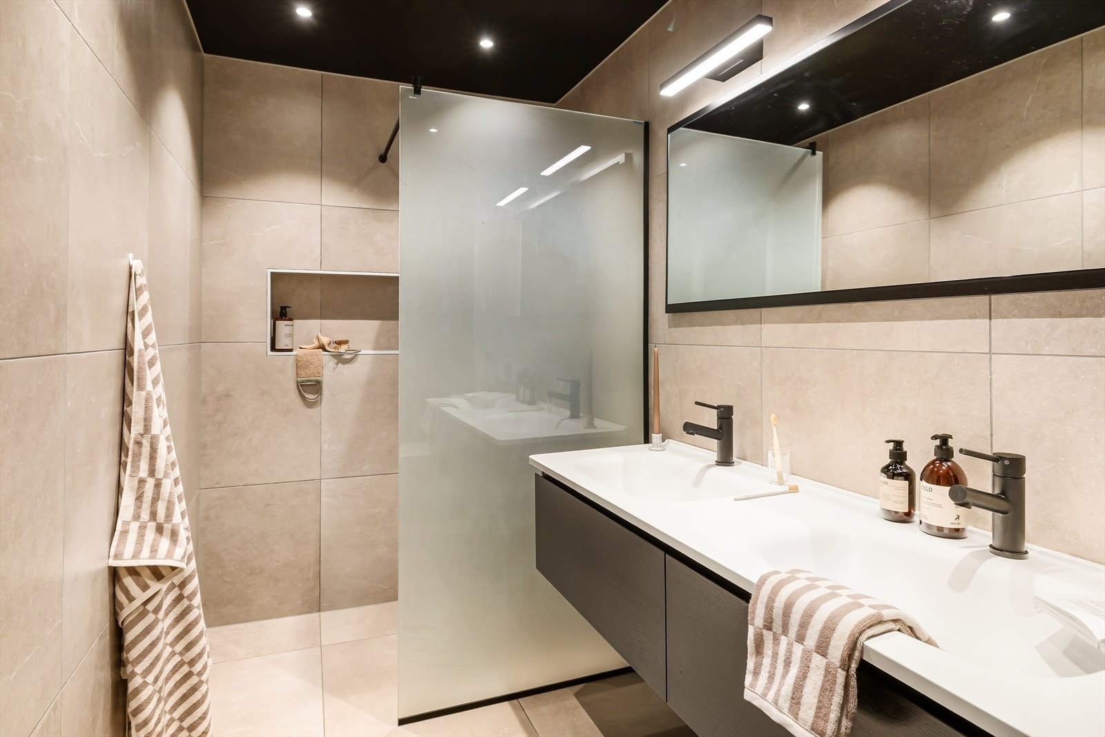 Badet i 1. etasje er blitt renovert i 2022 av Bygger Bolig AS og Berntsen VVS AS Galleribilde