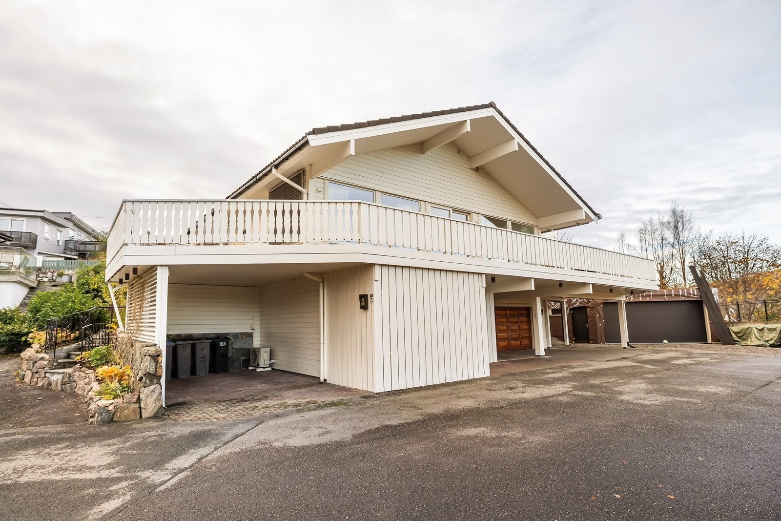 Selger har oppført dobbelgarasje ved boligen. Kledning kan medfølge handelen hvis det er ønsket Galleribilde