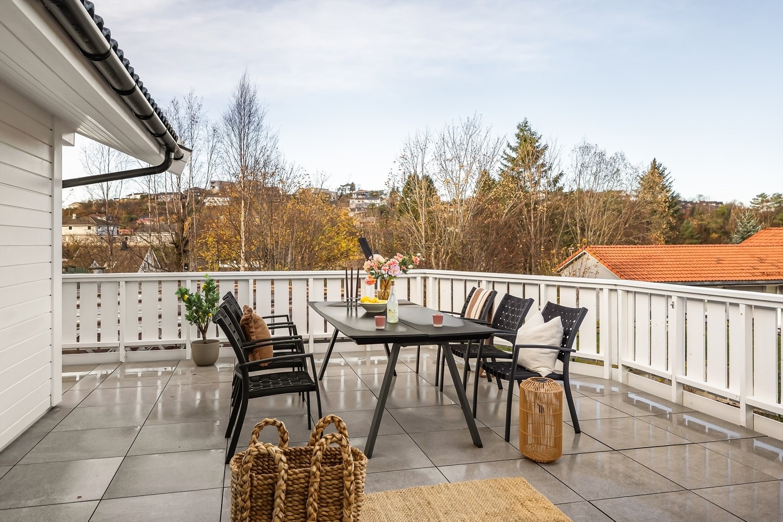 Boligen har en romslig terrasse på hele 80kvm hvor du kan innrede i forskjellige soner Galleribilde