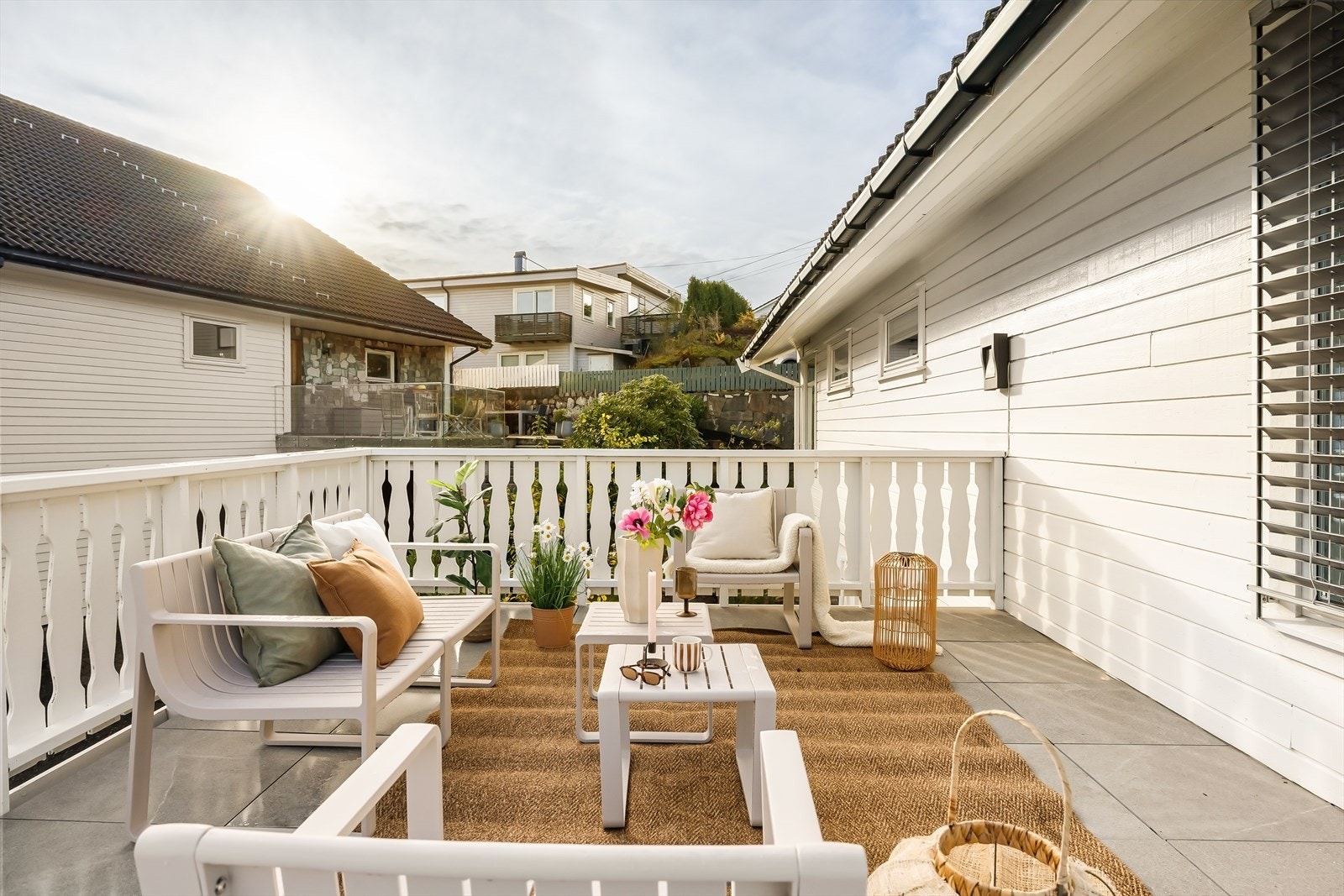 Uteområdet byr på gode solforhold, utsikt og god plass til både lounge og spiseplass Galleribilde