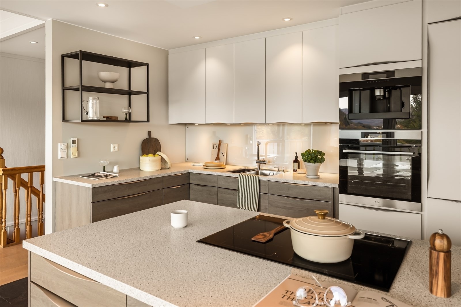 Av hvitevarer er det kjøleskap, oppvaskemaskin, induksjonstopp, stekeovn og kjøkkenøy Galleribilde