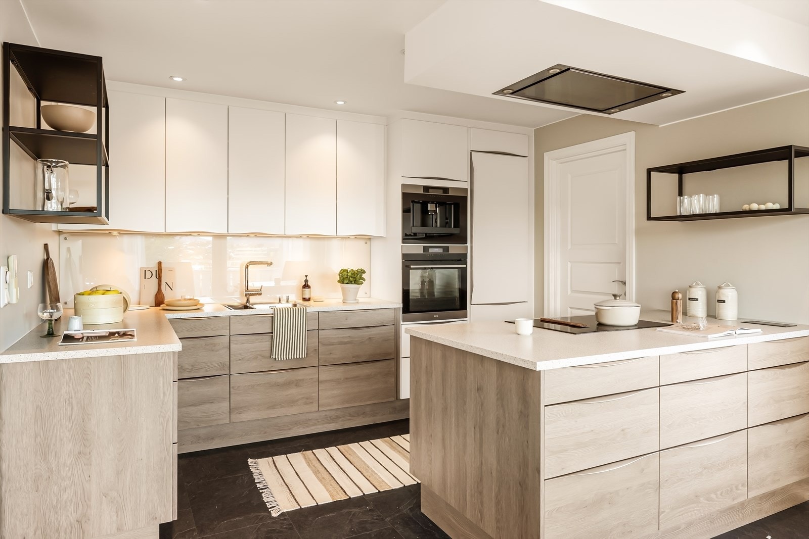 Stilren Aubo kjøkkeninnredning fra 2018 med slette fronter og slitesterk benkeplate av laminat Galleribilde