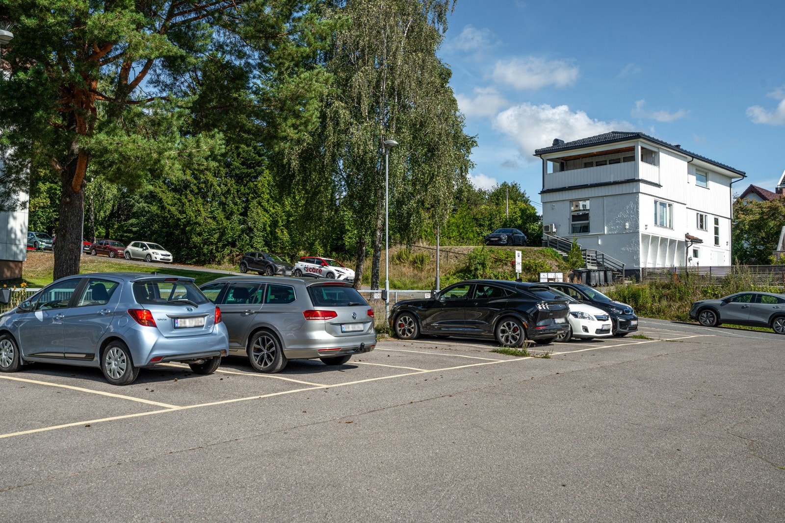 Øvre Grorud brl har parkeringsplasser og garasjer til leie etter ansiennitet. Pris på parkeringsplass er kr. 200,- pr mnd., ingen depositum. Pris på garasjene er kr.. 400,- pr mnd. Galleribilde