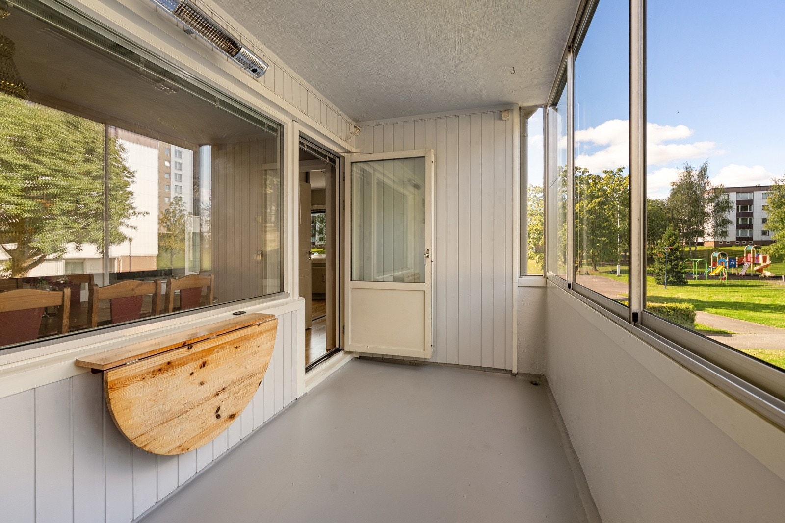 9 kvm innglasset balkong hvor du kan lage din egen oase av møbler og blomster og få et ekstra rom for store deler av året. Galleribilde