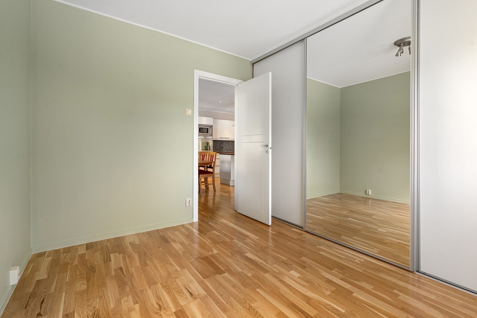 Hovedsoverommet har hel vegg med skyvedørsgarderobe med speil i front. Galleribilde
