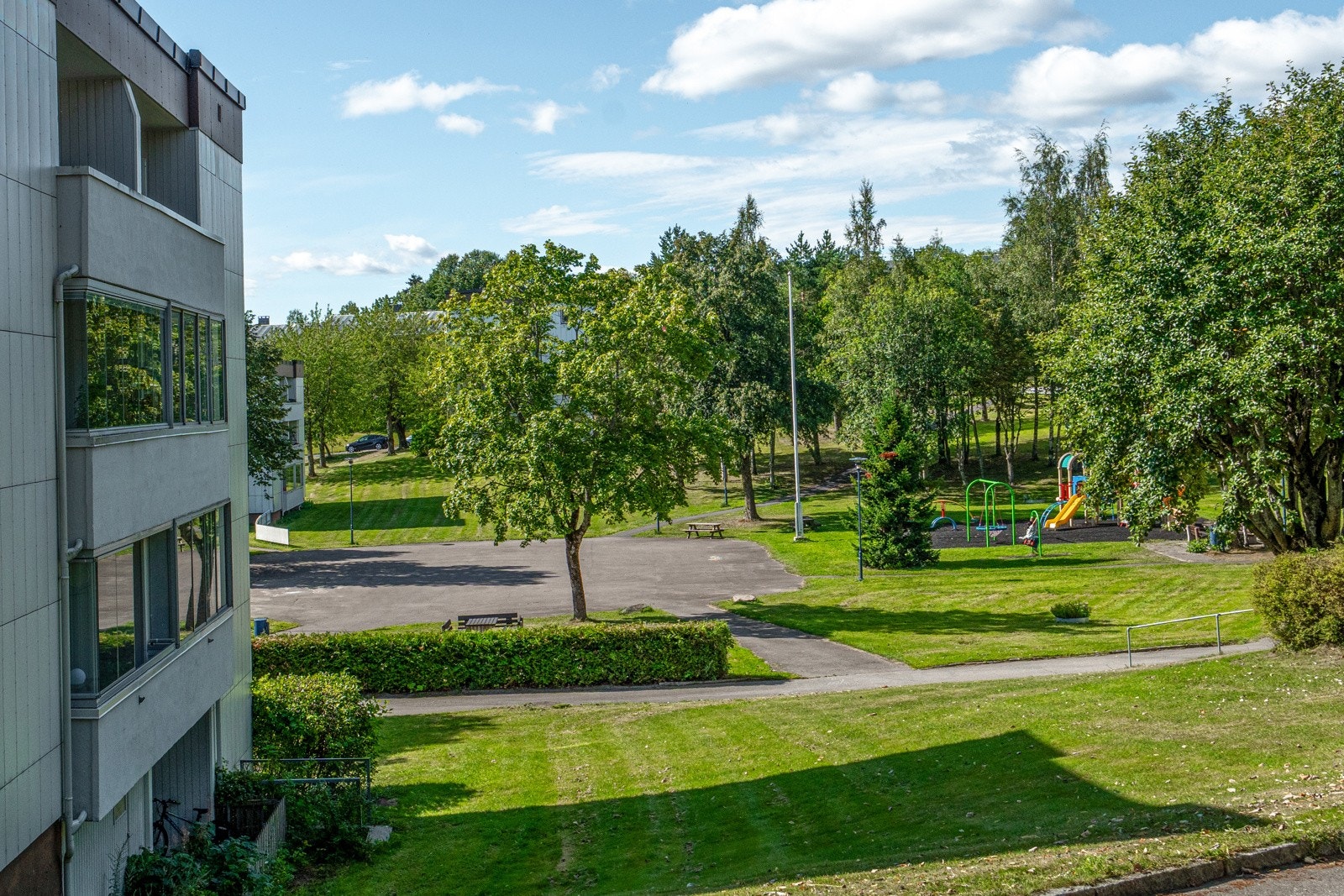 Uteområdene i borettslaget. Galleribilde