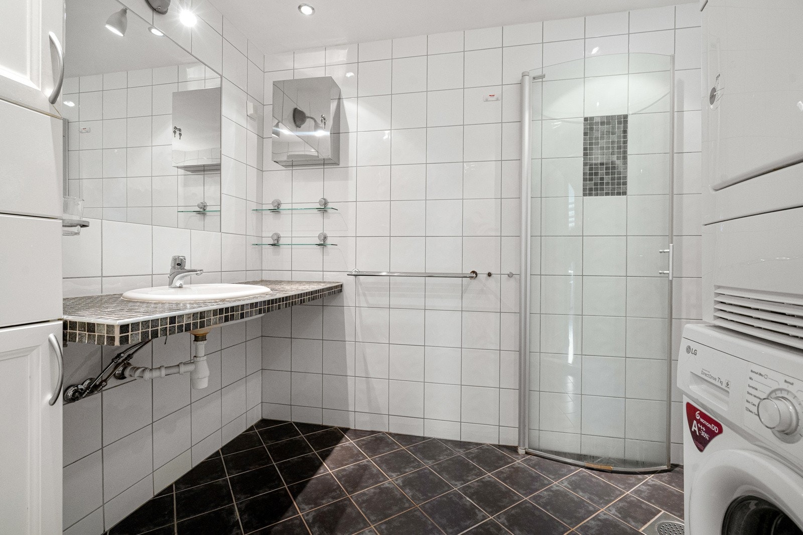 Bad med godt valg av fliser, varmekabler og downlights. Galleribilde