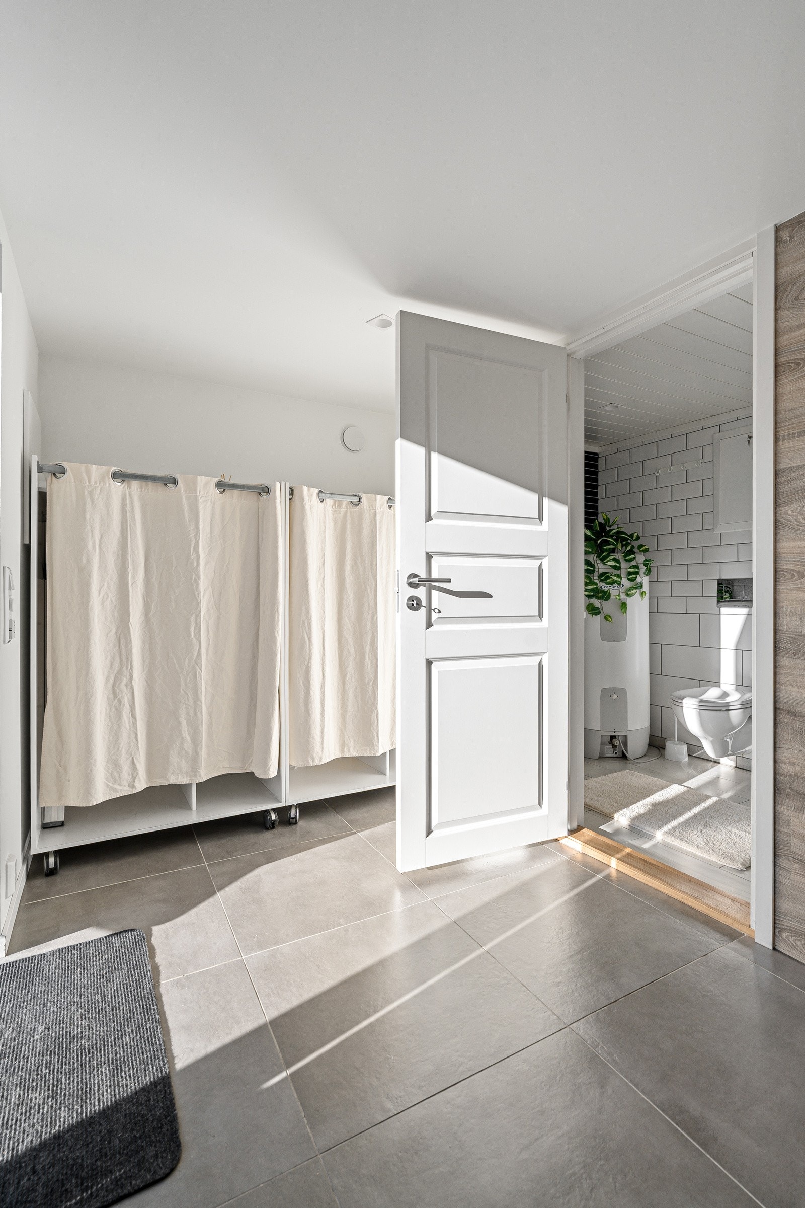 Gangområdet er romslig og her har du plass til oppbevaringsmøbel for praktisk lagring.