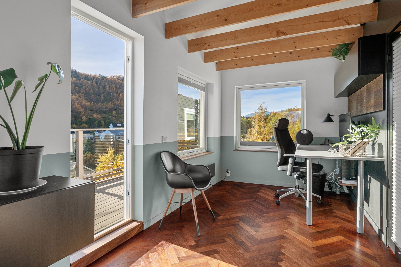 Fungsjonell stue som idag også benyttes som kontor - Perfekt for deg som kan ha hjemmekontor!