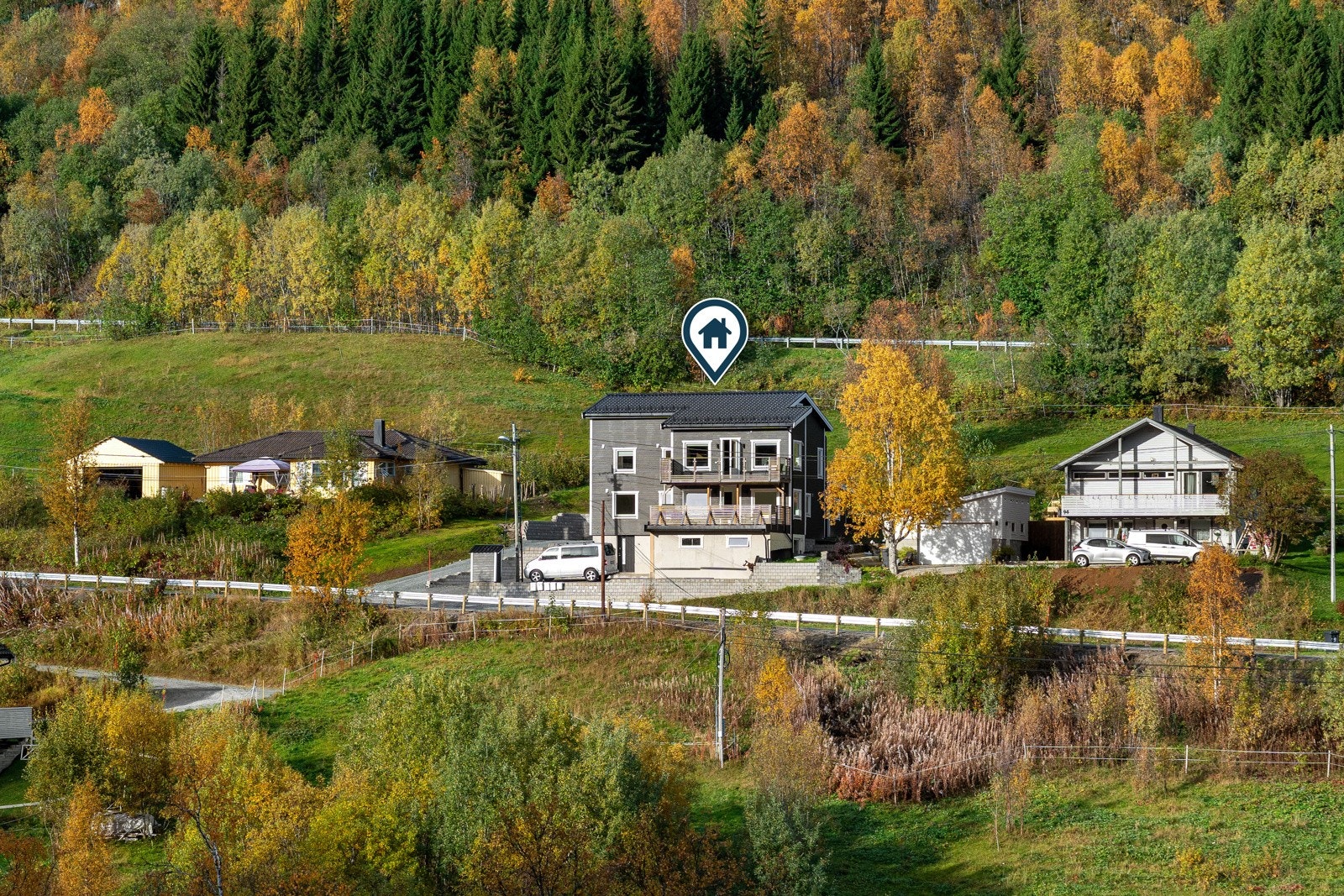 Boligen ligger meget pent til i et rolig og familievennlig område, kun 20 minutters kjøretur fra Tromsø sentrum!
