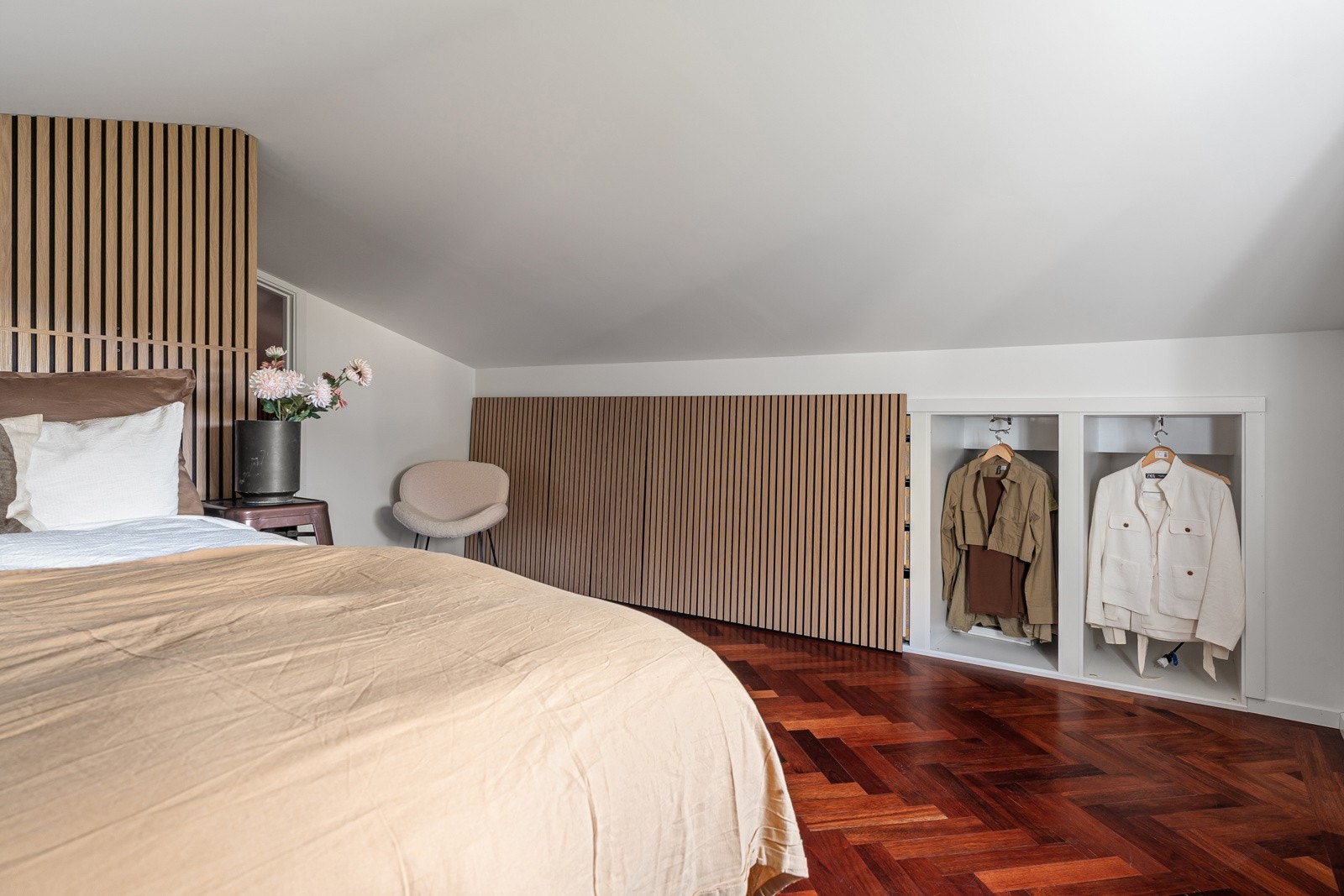 Praktisk og plassutnyttende skapløsning.