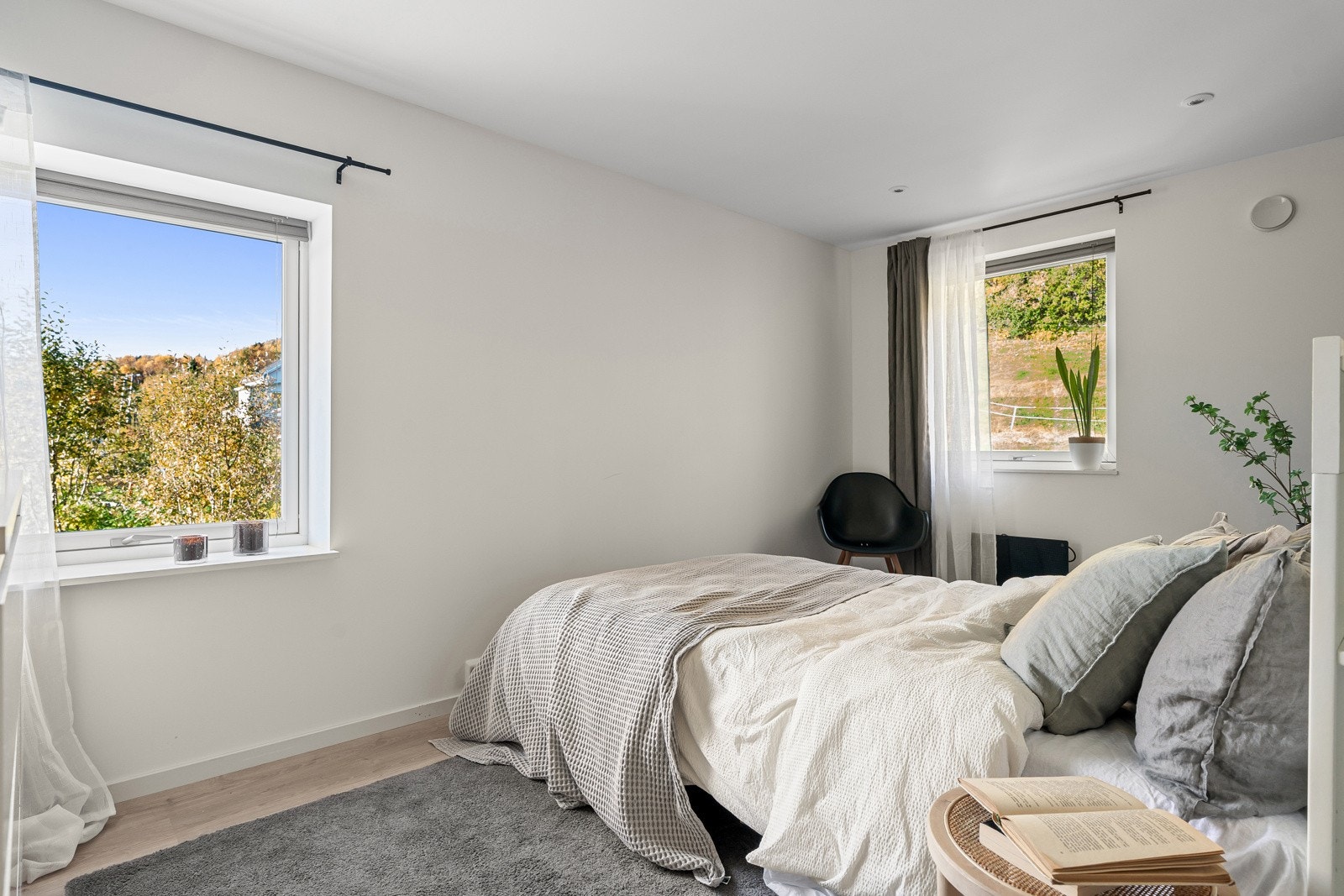 Lyse fargevalg og godt med lysinnslipp gir soverommene en god atmosfære.