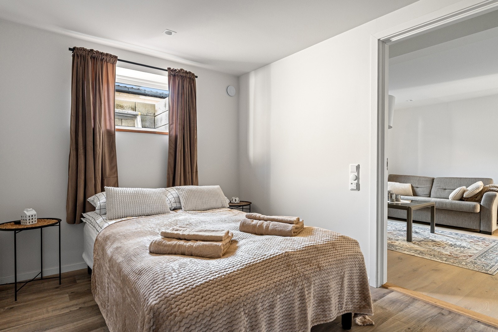 Sokkeletasjen har i dag ett godkjent soverom, men har et rom som benyttes som ekstra soverom.